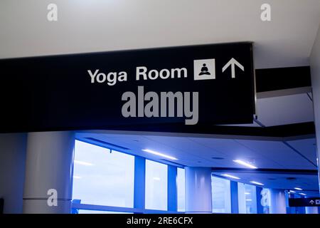 Panneau indiquant la salle de yoga à l'aéroport Banque D'Images