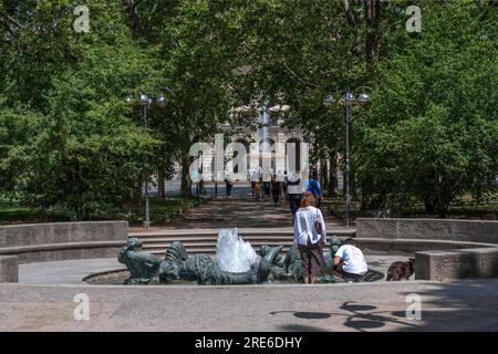 Touristes à la fontaine Marshall sur Opernplatz, Francfort, Allemagne Banque D'Images