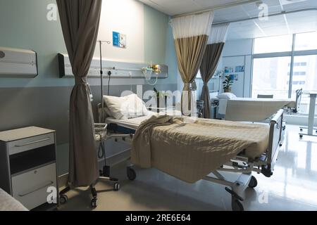 Vue générale de la chambre des patients avec lits et équipement médical à l'hôpital Banque D'Images