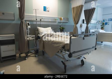 Vue générale de la chambre des patients avec lits et équipement médical à l'hôpital Banque D'Images