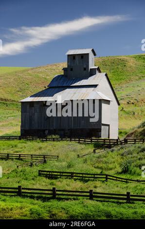 Élévateur à grain et pâturages secs dans un Gulch près de la rivière Snake. Comté de Columbia, Washington, États-Unis. Banque D'Images