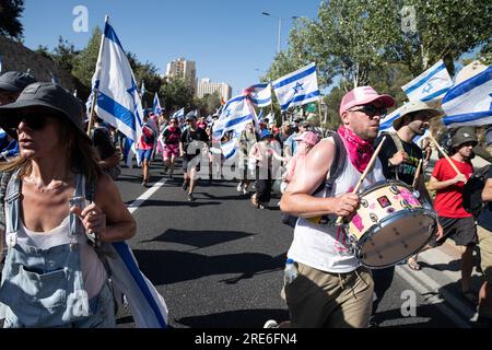 Jérusalem, Israël. 24 juillet 2023. Les manifestants bloquent l'autoroute Begin à Jérusalem pendant la manifestation. Crédit : SOPA Images Limited/Alamy Live News Banque D'Images