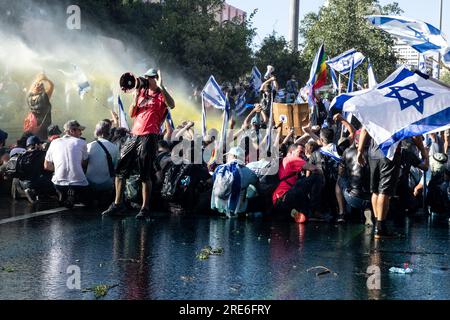 Jérusalem, Israël. 24 juillet 2023. Les canons à eau de la police pulvérisent de l'eau colorée sur les manifestants lors d'un barrage routier à Jérusalem. Crédit : SOPA Images Limited/Alamy Live News Banque D'Images