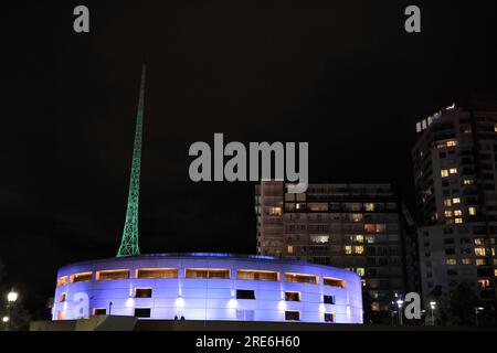 Vue nocturne de 764 de la salle de concert et de la haute flèche située dans le quartier des Arts, banlieue de Southbank. Melbourne-Australie. Banque D'Images