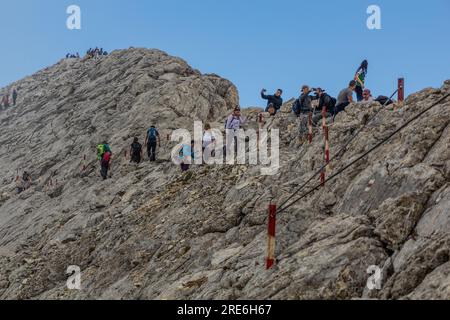 PIRIN, BULGARIE - 4 AOÛT 2019 : randonneurs sur la crête de Koncheto dans les montagnes de Pirin, Bulgarie Banque D'Images