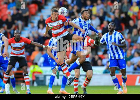 Doncaster, Royaume-Uni. 25 juillet 2023. CORRECTION le défenseur des Doncaster Rovers Richard Wood (6) bataille de tête le défenseur de Sheffield Wednesday Akin Famewo (15) lors du match amical de pré-saison Doncaster Rovers FC vs Sheffield Wednesday FC au Eco-Power Stadium, Doncaster, Royaume-Uni le 25 juillet 2023 Credit : Every second Media/Alamy Live News Banque D'Images