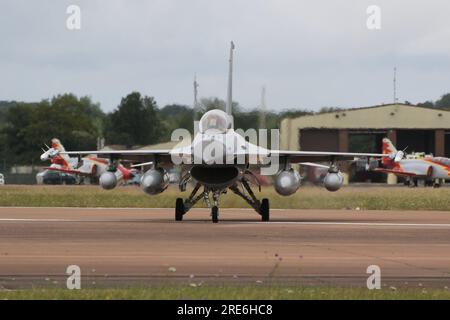 E-615, un F-16BM Fighting Falcon de General Dynamics exploité par la Royal Danish Air Force (RDAF), arrivant à la RAF Fairford dans le Gloucestershire, en Angleterre pour participer au Royal International Air Tattoo 2023 (riat 2023). Banque D'Images