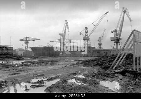 Le porte-avions HMS Illustrious construit à Swan Hunters Wallsend travaille sur la rivière Tyne en 1977 Banque D'Images