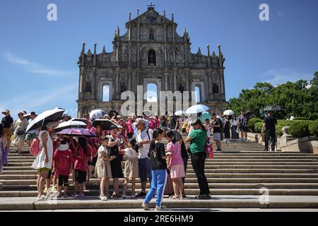 Macao, Chine. 25 juillet 2023. Les touristes visitent ruines de St. Paul's, l'un des endroits les plus populaires de la région administrative spéciale de Macao. Vie quotidienne dans la région administrative spéciale de Macao, Chine. (Photo de Michael Ho Wai Lee/SOPA Images/Sipa USA) crédit : SIPA USA/Alamy Live News Banque D'Images