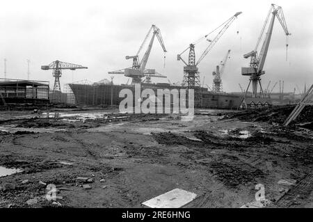 Le porte-avions HMS Illustrious construit à Swan Hunters Wallsend travaille sur la rivière Tyne avec le Ship Inn en face en 1977 Banque D'Images