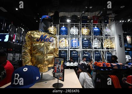 New York, États-Unis. 25 juillet 2023. Starter x MLB Bronx Bubble Jacket exposé lors du dévoilement au MLB Flagship Store le 25 juillet 2023. (Photo Anthony Behar/Sipa USA) crédit : SIPA USA/Alamy Live News Banque D'Images