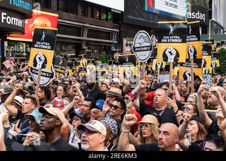 New York, États-Unis. 25 juillet 2023. Les membres du syndicat se rassemblent lors du Rock the City for a Fair Contract : le rassemblement de solidarité SAG-AFTRA à Times Square, New York, le 25 juillet 2023, alors que les membres de la WGA et de la SAG-AFTRA poursuivent leur grève. (Photo de Lev Radin/Sipa USA) crédit : SIPA USA/Alamy Live News Banque D'Images