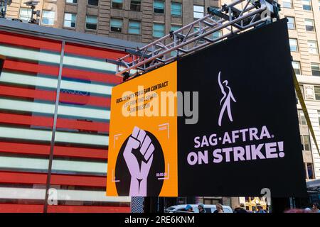 New York, États-Unis. 25 juillet 2023. Les membres du syndicat se rassemblent lors du Rock the City for a Fair Contract : le rassemblement de solidarité SAG-AFTRA à Times Square, New York, le 25 juillet 2023, alors que les membres de la WGA et de la SAG-AFTRA poursuivent leur grève. (Photo de Lev Radin/Sipa USA) crédit : SIPA USA/Alamy Live News Banque D'Images