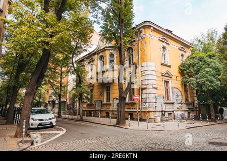 Un bâtiment historique au coin d'une rue verdoyante à Sofia, Bulgarie Banque D'Images