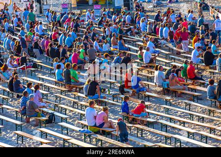 Heringsdorf, Allemagne - 5 juillet 2014 : les gens regardent le match de football de la coupe du monde de la FIFA 2014 au cinéma en plein air sur la plage de Heringsdorf, Ruegen, Insel Usedom Banque D'Images