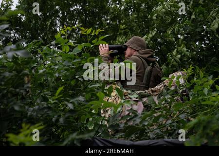 Kiev, Kharkiv, Ukraine. 15 juin 2023. Positionné le long de la ligne de front dans la région de Kharkiv, un soldat ukrainien observe les positions ennemies. Les positions ukrainiennes sont souvent bombardées par l'ennemi le long de la ligne de front. (Image de crédit : © Madeleine Kelly/ZUMA Press Wire) USAGE ÉDITORIAL SEULEMENT! Non destiné à UN USAGE commercial ! Banque D'Images