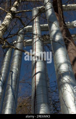 Tuyaux sur la rue en hiver. Tuyaux de chauffage en acier. Détails sur l'industrie. Communications en ville. Banque D'Images