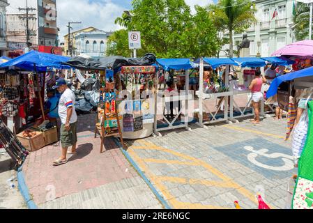 Nazare das Farinhas, Bahia, Brésil - 08 avril 2023: Stands avec des produits céramiques exposés pendant la foire traditionnelle de Caxixis dans les rues de Naz Banque D'Images