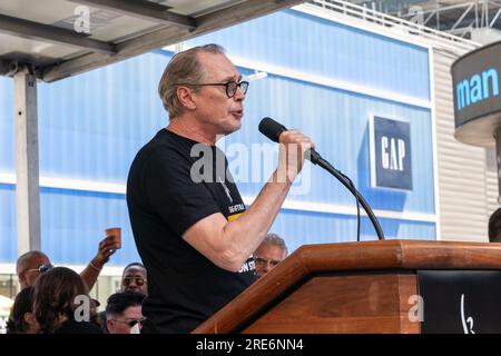 New York, États-Unis. 25 juillet 2023. Steve Buscemi prend la parole au Rock the City for a Fair Contract : SAG-AFTRA Solidarity Rally à Times Square, New York, le 25 juillet 2023, alors que les membres de la WGA et de la SAG-AFTRA poursuivent leur grève. (Photo de Lev Radin/Sipa USA) crédit : SIPA USA/Alamy Live News Banque D'Images