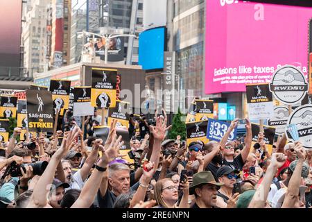New York, États-Unis. 25 juillet 2023. Les membres du syndicat se rassemblent lors du Rock the City for a Fair Contract : le rassemblement de solidarité SAG-AFTRA à Times Square, New York, le 25 juillet 2023, alors que les membres de la WGA et de la SAG-AFTRA poursuivent leur grève. (Photo de Lev Radin/Sipa USA) crédit : SIPA USA/Alamy Live News Banque D'Images