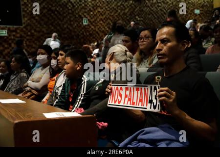 Mexico, Mexique. 25 juillet 2023. 25 juillet 2023, Mexico, Mexique: Emiliano Navarrete, père de Jose Angel Navarrete, l’un des 43 jeunes élèves de l’École normale d’Ayotzinapa disparu à Iguala en 2014, lors du VI Rapport du Groupe interdisciplinaire d’experts indépendants et pour la dernière fois au Centre culturel universitaire de Tlatelolco à Mexico. Le 25 juillet 2023 à Mexico, Mexique (photo de Luis Barron/Eyepix Group). Crédit : EYEPIX Group/Alamy Live News Banque D'Images