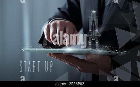 Concept de démarrage d'entreprise. Homme utilisant une tablette, gros plan. Illustration de lancement de fusée avec dispositif de fumée sur Banque D'Images