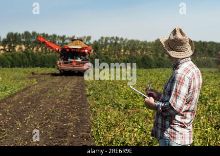 L'agronome enregistre les données sur la récolte. Image agricole Banque D'Images