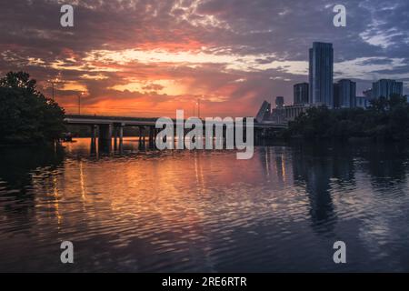 Lady Bird Lake, centre-ville d'Austin au coucher du soleil Banque D'Images