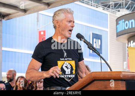 New York, États-Unis. 25 juillet 2023. Stephen Lang prend la parole à Rock the City pour un contrat équitable : rassemblement de solidarité SAG-AFTRA à Times Square, New York, le 25 juillet 2023, alors que les membres de la WGA et de la SAG-AFTRA poursuivent leur grève. (Photo de Lev Radin/Sipa USA) crédit : SIPA USA/Alamy Live News Banque D'Images