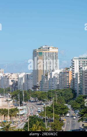 Plage de Copacabana à Rio de Janeiro, Brésil - 02 juin 2023 : vue sur la plage de Copacabana à Rio de Janeiro. Banque D'Images