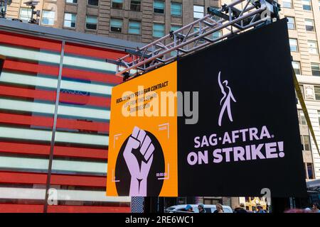 New York, États-Unis. 25 juillet 2023. Les membres du syndicat se rassemblent pendant Rock the City pour un contrat équitable : rassemblement de solidarité SAG-AFTRA à Times Square, New York en tant que membres de WGA et SAG-AFTRA poursuivent leur grève (photo de Lev Radin/Pacific Press) crédit : Pacific Press Media production Corp./Alamy Live News Banque D'Images