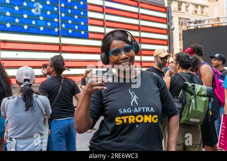 New York, États-Unis. 25 juillet 2023. Les membres du syndicat se rassemblent pendant Rock the City pour un contrat équitable : rassemblement de solidarité SAG-AFTRA à Times Square, New York en tant que membres de WGA et SAG-AFTRA poursuivent leur grève (photo de Lev Radin/Pacific Press) crédit : Pacific Press Media production Corp./Alamy Live News Banque D'Images