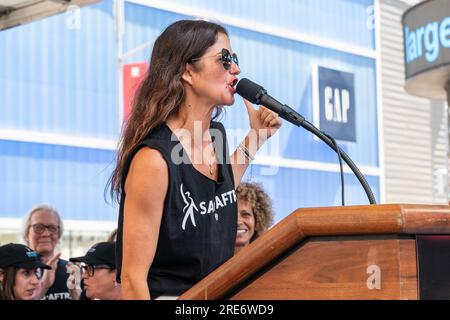 New York, États-Unis. 25 juillet 2023. Jill Hennessy prend la parole à Rock the City pour un contrat équitable : SAG-AFTRA Solidarity Rally à Times Square, New York, alors que les membres de la WGA et de la SAG-AFTRA poursuivent leur grève. (Photo de Lev Radin/Pacific Press) crédit : Pacific Press Media production Corp./Alamy Live News Banque D'Images