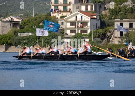 Neretva, Croatie : L'équipe Opuzen saute en troisième position au départ de la course lors d'une compétition d'aviron sur le lac Baćina.. L'équipe locale "Pirates" ou "Gusarice" de Baćina, Metković, Opuzen, Komin et Donjanke a complété un parcours de 5 kilomètres. Team Baćina a pris la première place, Metkovic a terminé deuxième et Komin a terminé troisième. (Kim Hukari/image du sport) Banque D'Images