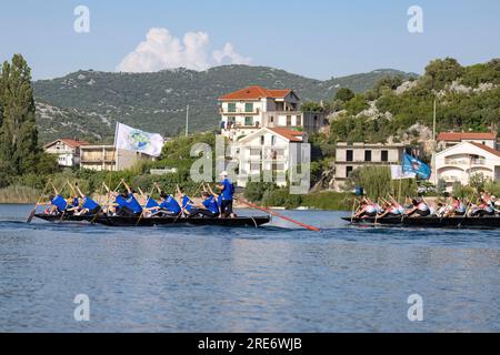 Neretva, Croatie : L'équipe Metković saute en deuxième position au départ de la course lors d'une compétition d'aviron sur le lac Baćina.. L'équipe locale "Pirates" ou "Gusarice" de Baćina, Metković, Opuzen, Komin et Donjanke a complété un parcours de 5 kilomètres. Team Baćina a pris la première place, Metkovic a terminé deuxième et Komin a terminé troisième. (Kim Hukari/image du sport) Banque D'Images