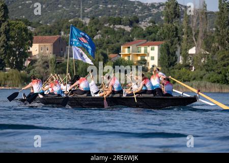 Neretva, Croatie : L'équipe Opuzen saute en troisième position au départ de la course lors d'une compétition d'aviron sur le lac Baćina.. L'équipe locale "Pirates" ou "Gusarice" de Baćina, Metković, Opuzen, Komin et Donjanke a complété un parcours de 5 kilomètres. Team Baćina a pris la première place, Metkovic a terminé deuxième et Komin a terminé troisième. (Kim Hukari/image du sport) Banque D'Images