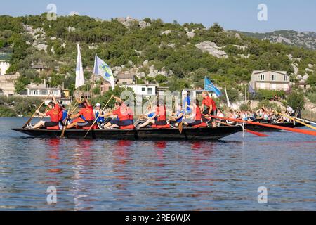 Neretva, Croatie : les équipes s’alignent au départ de la course lors d’une compétition d’aviron sur le lac Baćina.. L'équipe locale "Pirates" ou "Gusarice" de Baćina, Metković, Opuzen, Komin et Donjanke a complété un parcours de 5 kilomètres. Team Baćina a pris la première place, Metkovic a terminé deuxième et Komin a terminé troisième. (Kim Hukari/image du sport) Banque D'Images