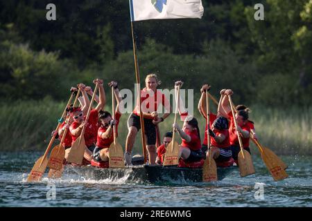 Neretva, Croatie : Jelena Krilić guide le bateau et l'équipe Baćina lors d'une compétition d'aviron sur le lac Baćina.. L'équipe locale "Pirates" ou "Gusarice" de Baćina, Metković, Opuzen, Komin et Donjanke a complété un parcours de 5 kilomètres. Team Baćina a pris la première place, Metkovic a terminé deuxième et Komin a terminé troisième. (Kim Hukari/image du sport) Banque D'Images