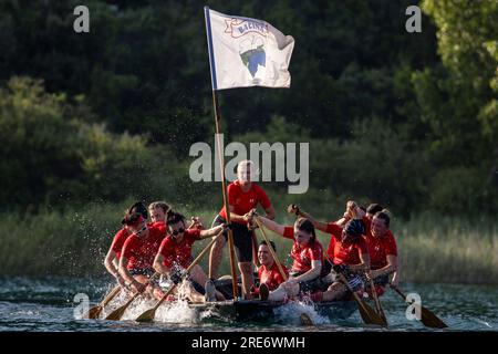 Neretva, Croatie : Jelena Krilić guide le bateau et l'équipe Baćina lors d'une compétition d'aviron sur le lac Baćina.. L'équipe locale "Pirates" ou "Gusarice" de Baćina, Metković, Opuzen, Komin et Donjanke a complété un parcours de 5 kilomètres. Team Baćina a pris la première place, Metkovic a terminé deuxième et Komin a terminé troisième. (Kim Hukari/image du sport) Banque D'Images