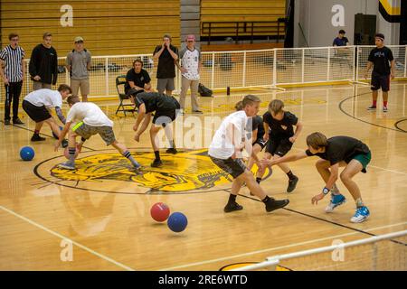 22 avril 2016 : les athlètes du secondaire à San Clemente, CA, jouent un match de balle esquive dans le gymnase de l'école. (Image de crédit : © Spencer Grant/ZUMA Press Wire) USAGE ÉDITORIAL SEULEMENT! Non destiné à UN USAGE commercial ! Banque D'Images