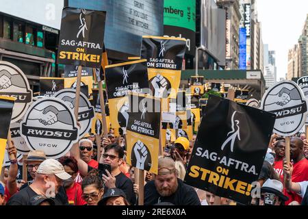 New York, New York, États-Unis. 25 juillet 2023. Les membres du syndicat se rassemblent pendant Rock the City pour un contrat équitable : rassemblement de solidarité SAG-AFTRA à Times Square, New York en tant que membres de la WGA et de la SAG-AFTRA poursuivent leur grève (image de crédit : © Lev Radin/Pacific Press via ZUMA Press Wire) À USAGE ÉDITORIAL SEULEMENT! Non destiné à UN USAGE commercial ! Banque D'Images