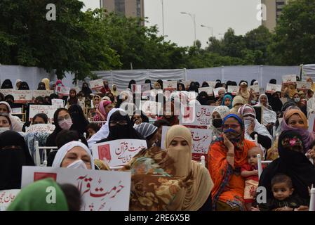 Islamabad, Pakistan. 15 juillet 2023. Section des femmes de la Ligue musulmane centrale protestant devant le Club de la presse nationale contre l'incendie du Saint Coran en Suède. (Image de crédit : © Raja Imran/Pacific Press via ZUMA Press Wire) USAGE ÉDITORIAL SEULEMENT! Non destiné à UN USAGE commercial ! Banque D'Images