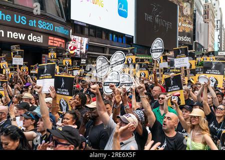 New York, New York, États-Unis. 25 juillet 2023. Les membres du syndicat se rassemblent pendant Rock the City pour un contrat équitable : rassemblement de solidarité SAG-AFTRA à Times Square, New York en tant que membres de la WGA et de la SAG-AFTRA poursuivent leur grève (image de crédit : © Lev Radin/Pacific Press via ZUMA Press Wire) À USAGE ÉDITORIAL SEULEMENT! Non destiné à UN USAGE commercial ! Banque D'Images