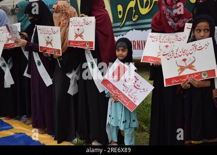 Islamabad, Pakistan. 15 juillet 2023. Section des femmes de la Ligue musulmane centrale protestant devant le Club de la presse nationale contre l'incendie du Saint Coran en Suède. (Image de crédit : © Raja Imran/Pacific Press via ZUMA Press Wire) USAGE ÉDITORIAL SEULEMENT! Non destiné à UN USAGE commercial ! Banque D'Images