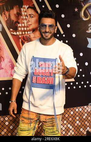 Mumbai, Inde. 25 juillet 2023. L'acteur Bollywood Ranveer Singh fait des gestes lors de la projection de son prochain film 'Rocky Aur Rani Kii Prem Kahaani' à Mumbai. Le film sortira en salles le 28 juillet 2023. Crédit : SOPA Images Limited/Alamy Live News Banque D'Images