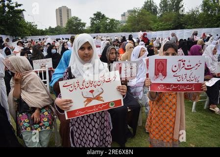 Islamabad, Pakistan. 15 juillet 2023. Section des femmes de la Ligue musulmane centrale protestant devant le Club de la presse nationale contre l'incendie du Saint Coran en Suède. (Image de crédit : © Raja Imran/Pacific Press via ZUMA Press Wire) USAGE ÉDITORIAL SEULEMENT! Non destiné à UN USAGE commercial ! Banque D'Images