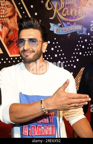 Mumbai, Inde. 25 juillet 2023. L'acteur Bollywood Ranveer Singh fait des gestes lors de la projection de son prochain film 'Rocky Aur Rani Kii Prem Kahaani' à Mumbai. Le film sortira en salles le 28 juillet 2023. Crédit : SOPA Images Limited/Alamy Live News Banque D'Images