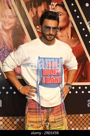 Mumbai, Inde. 25 juillet 2023. L'acteur Bollywood Ranveer Singh pose pour une photo lors de la projection de son prochain film 'Rocky Aur Rani Kii Prem Kahaani' à Mumbai. Le film sortira en salles le 28 juillet 2023. Crédit : SOPA Images Limited/Alamy Live News Banque D'Images