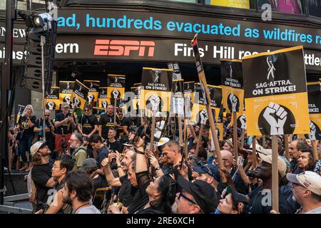 New York, New York, États-Unis. 25 juillet 2023. Les membres du syndicat se rassemblent pendant Rock the City pour un contrat équitable : rassemblement de solidarité SAG-AFTRA à Times Square, New York en tant que membres de la WGA et de la SAG-AFTRA poursuivent leur grève (image de crédit : © Lev Radin/Pacific Press via ZUMA Press Wire) À USAGE ÉDITORIAL SEULEMENT! Non destiné à UN USAGE commercial ! Banque D'Images