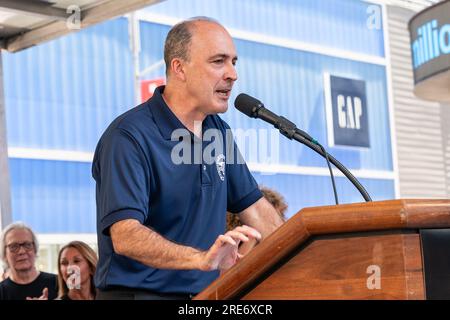 New York, New York, États-Unis. 25 juillet 2023. Vincent Alvarez prend la parole à Rock the City pour un contrat équitable : rassemblement de solidarité SAG-AFTRA à Times Square, New York alors que les membres de la WGA et de la SAG-AFTRA poursuivent leur grève. (Image de crédit : © Lev Radin/Pacific Press via ZUMA Press Wire) USAGE ÉDITORIAL SEULEMENT! Non destiné à UN USAGE commercial ! Banque D'Images